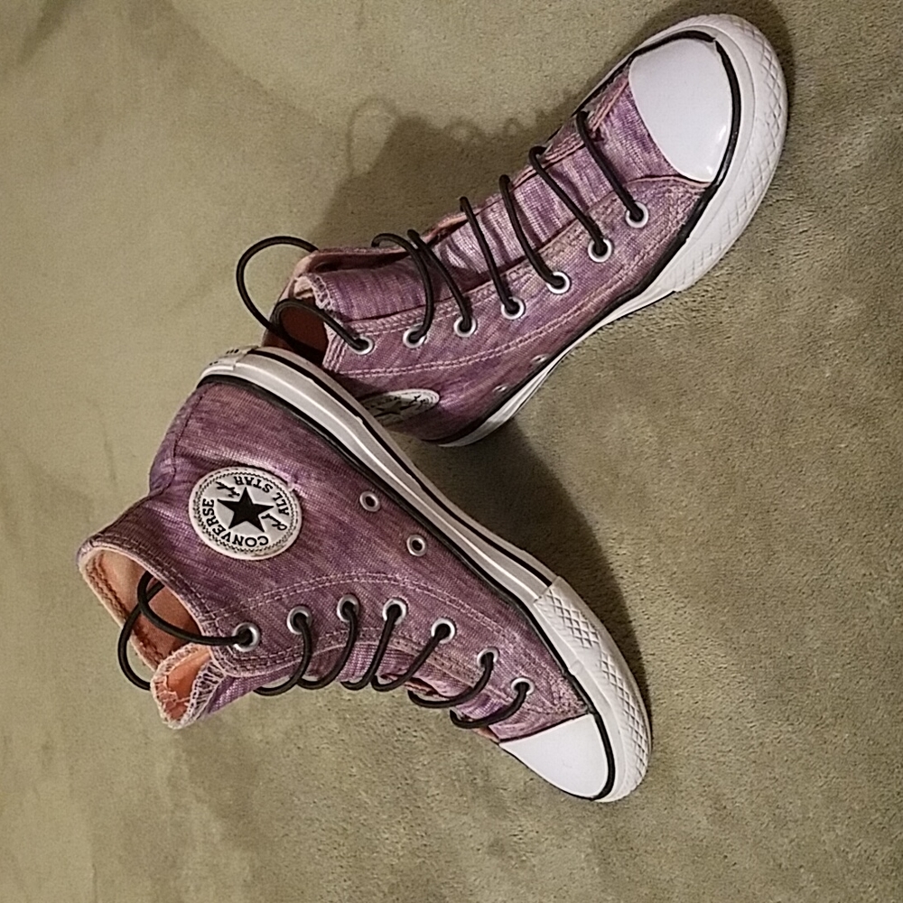 Kids US 2 Purple Converse All Star Chuck Taylor hightop w/ round black laces.